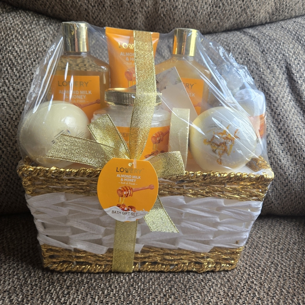 10 Pc Almond Milk & Honey Spa Gift Basket